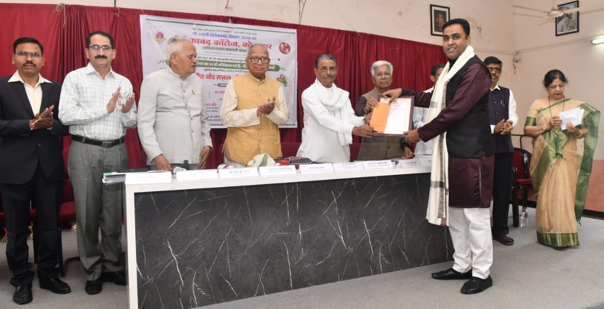 Dr Arif Mahat awarded Prof Dr  Vidya Shinde Original Composition Award